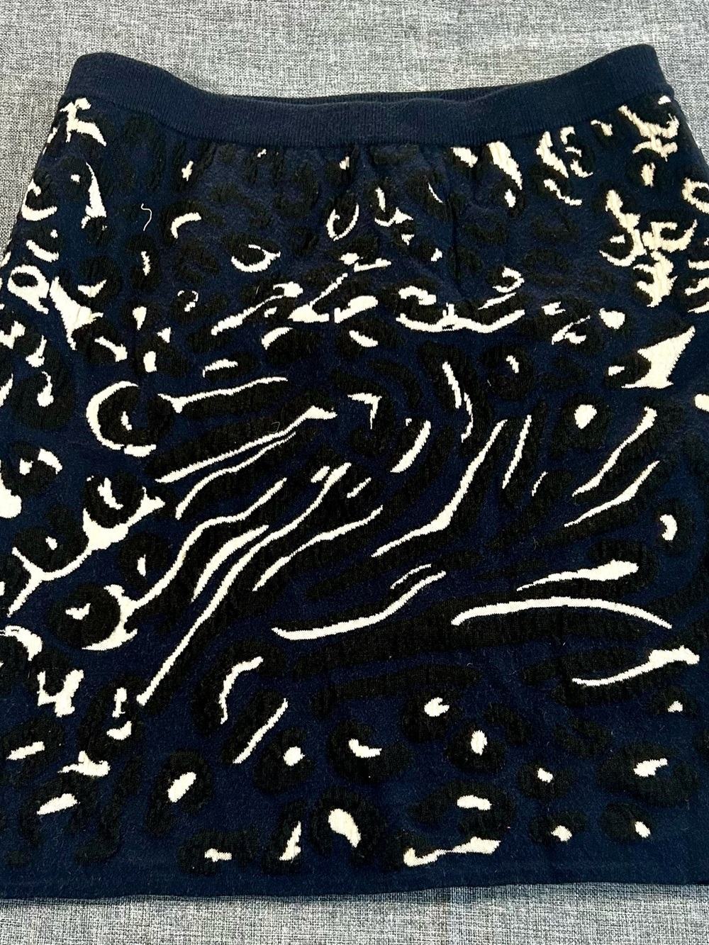 Club Monaco Black, Navy, and White Patterned Wool Blend Pencil Skirt